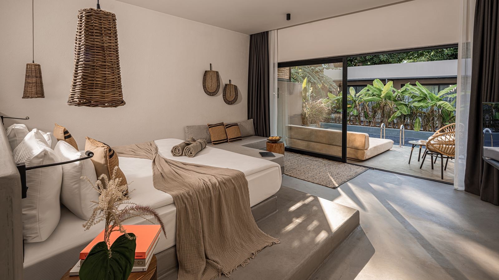 rooms-balmy-garden-swim-up-room