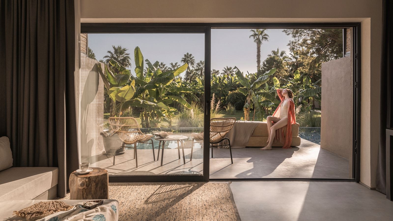 rooms-balmy-signature-swim-up-room