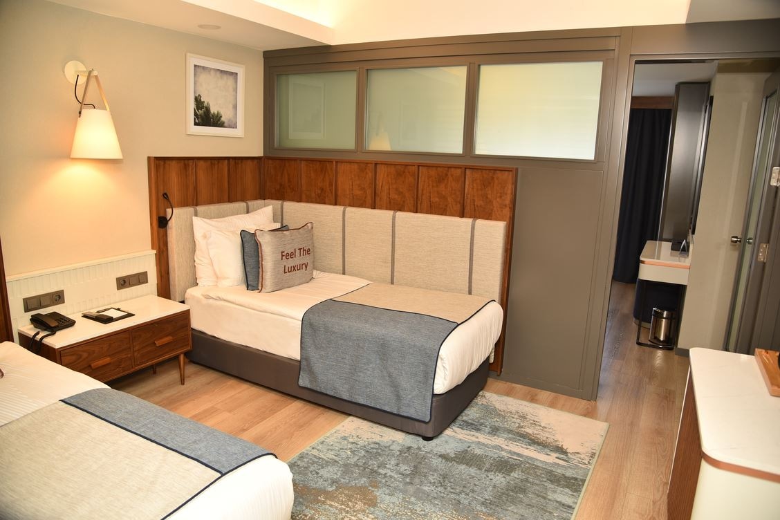 rooms-family-side-sea-view-room-with-1-bathroom