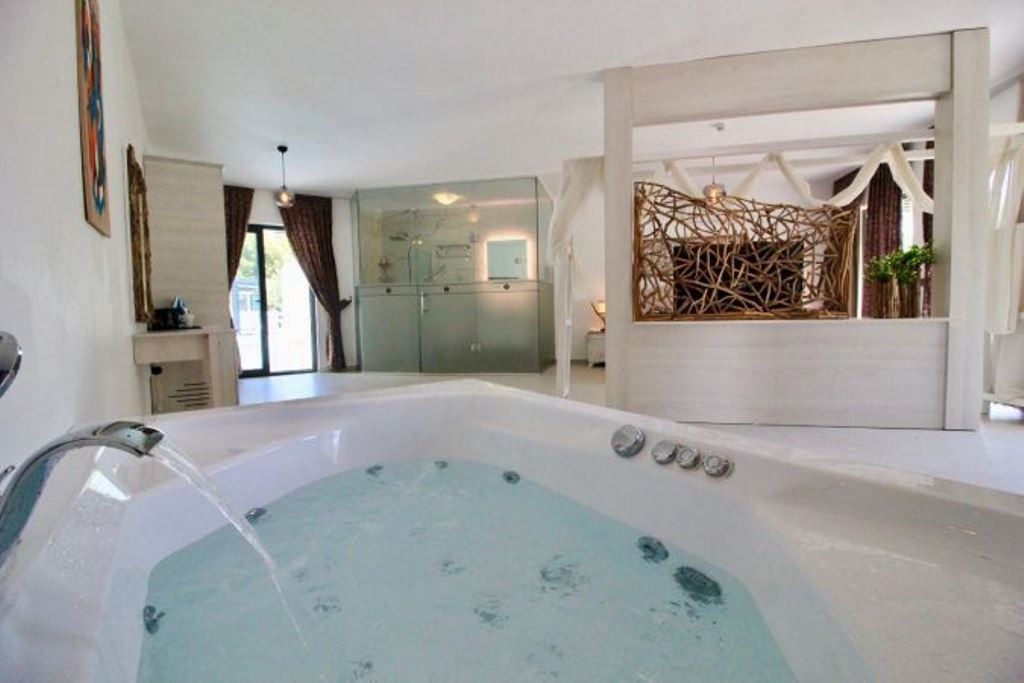 rooms-honeymoon-room