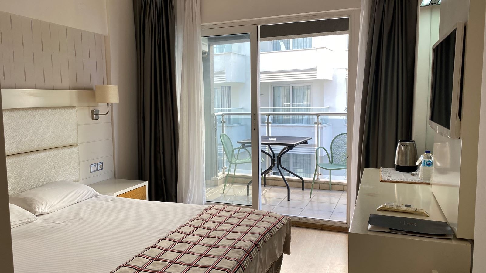 rooms-standard-land-view-room