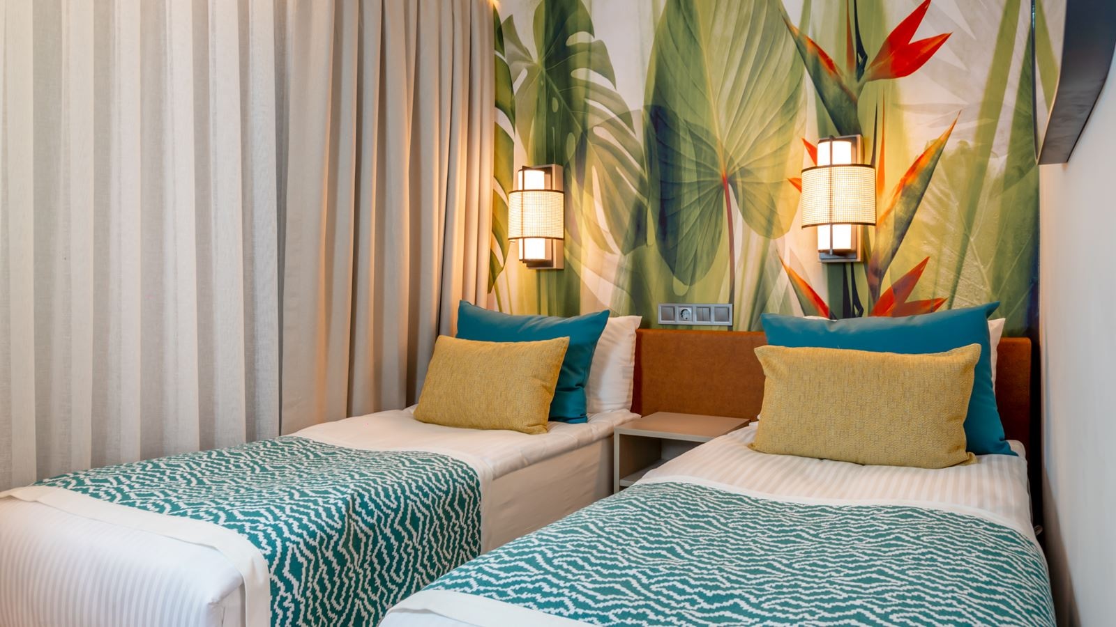 rooms-front-yard-family-room