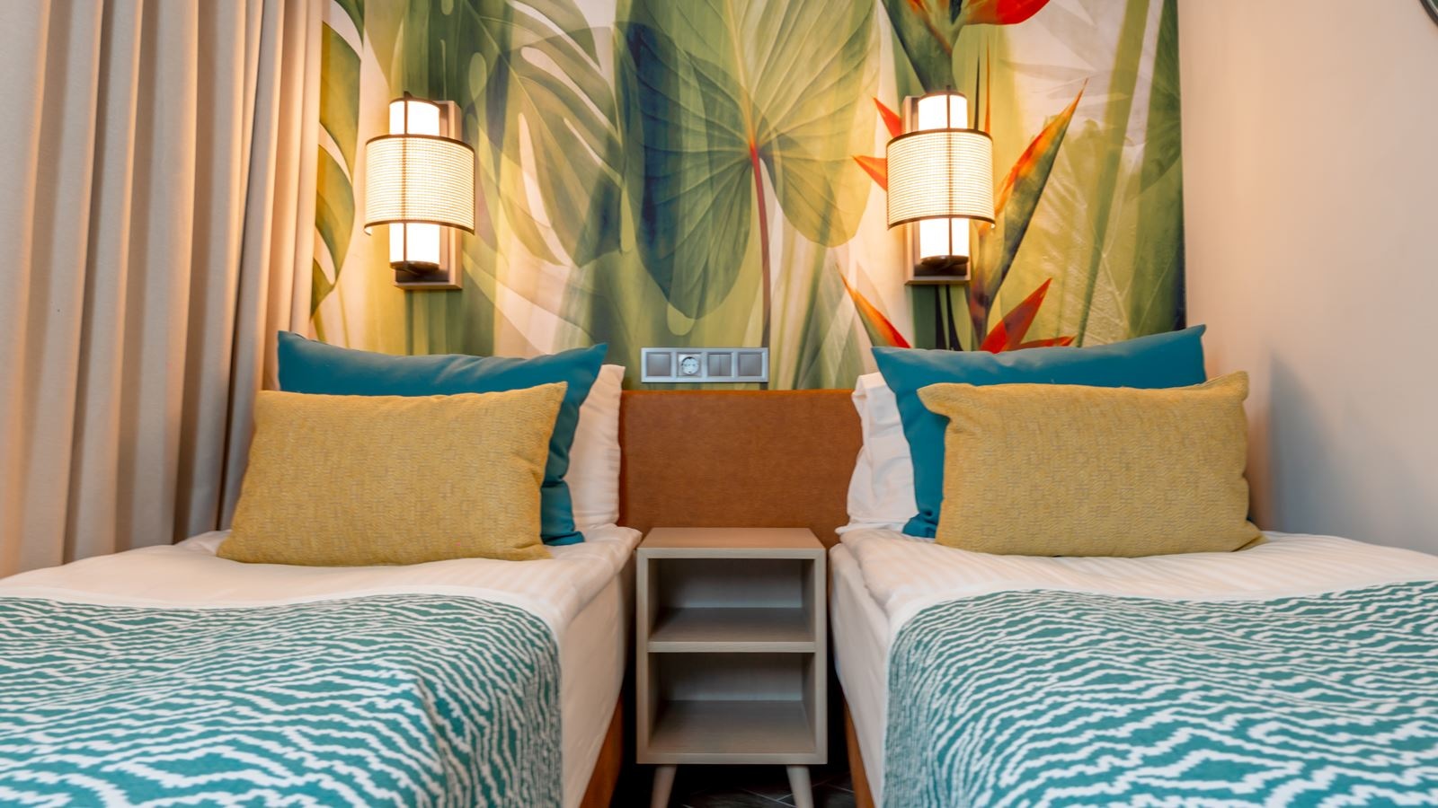 rooms-back-yard-family-room