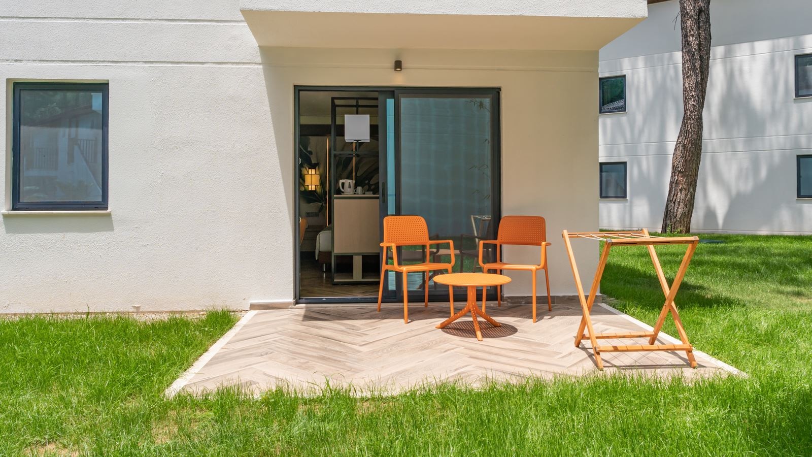 rooms-back-yard-family-room