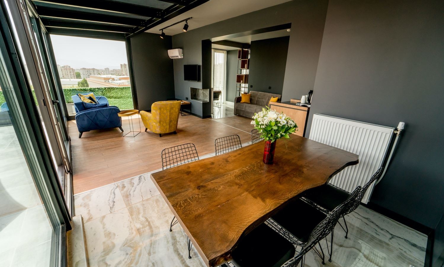 rooms-deluxe-suite-mountain-view