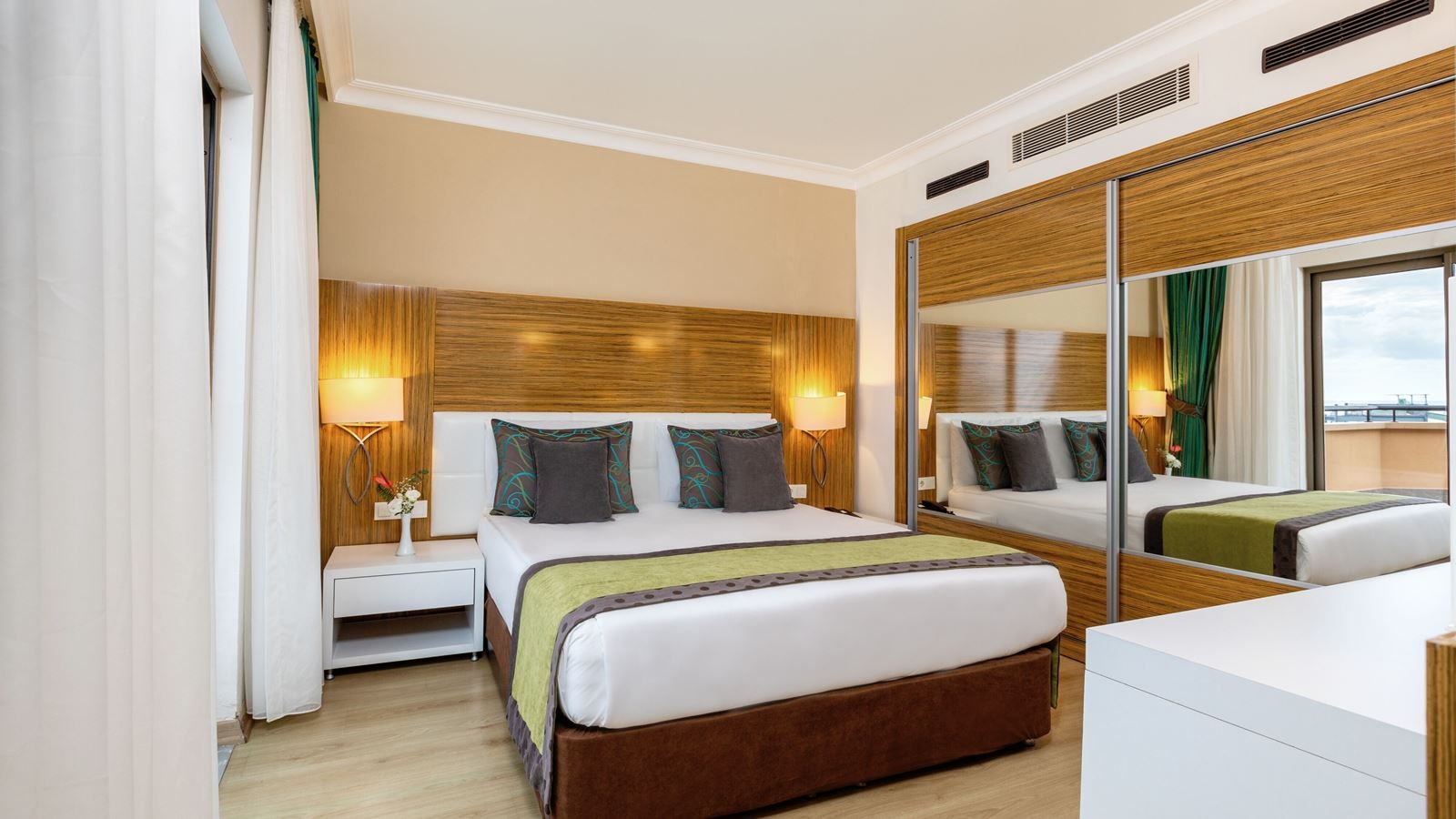 rooms-family-suite-palace-room