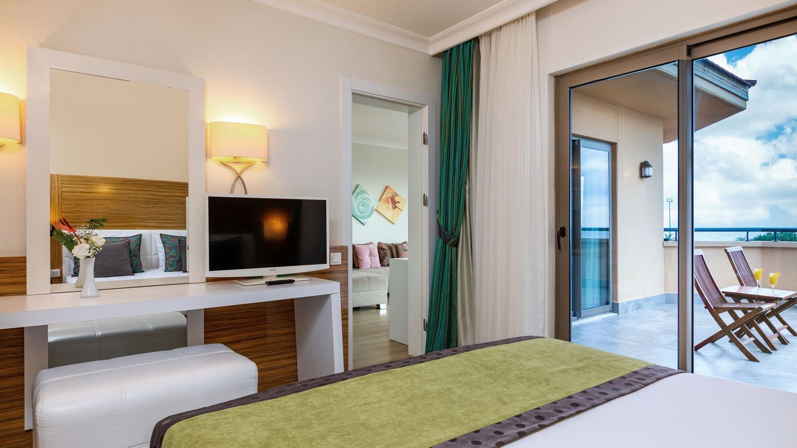 rooms-family-suite-palace-sea-view-room