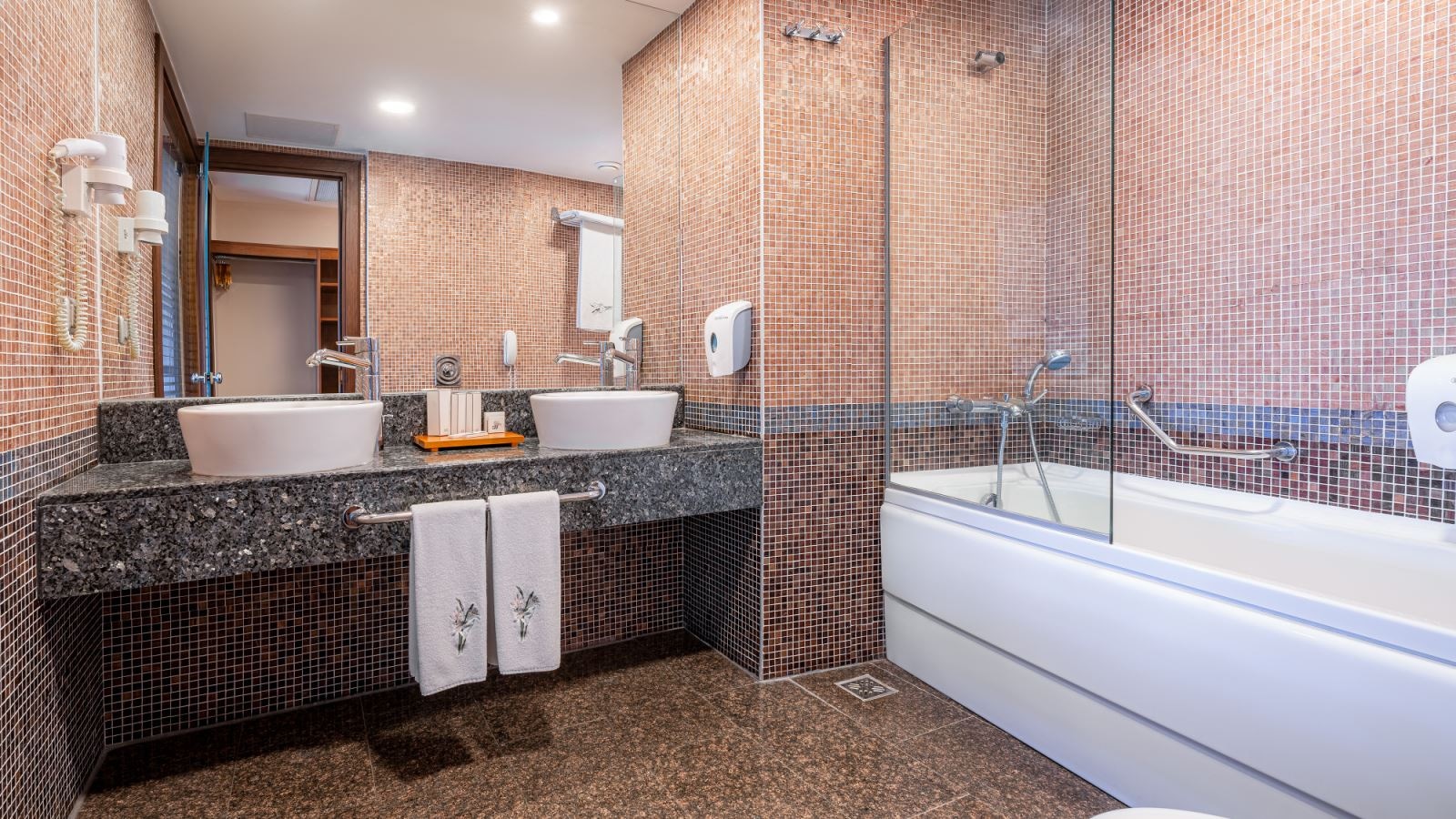 rooms-hills-suite-room