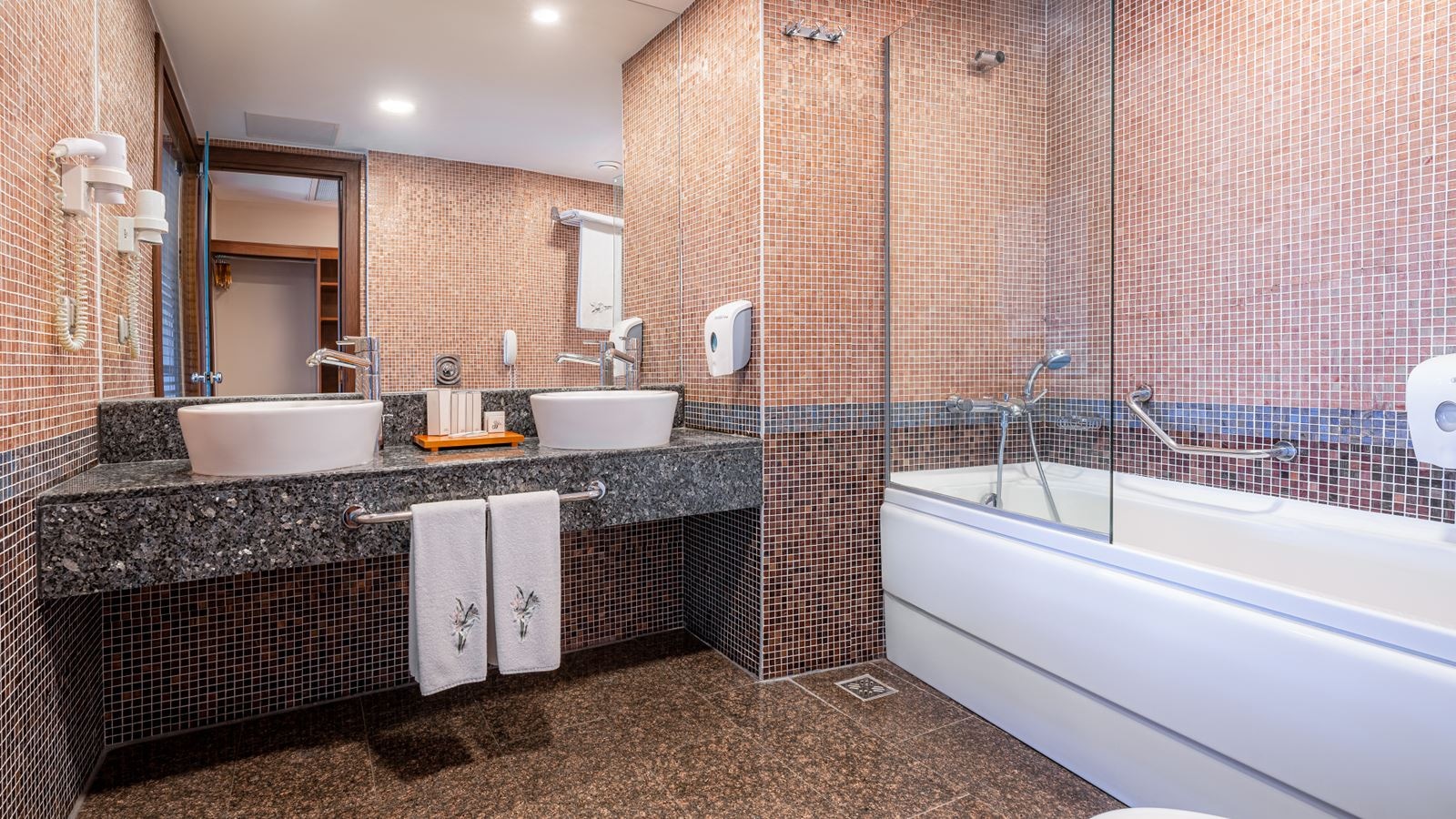 rooms-hill-suite-seaview-room