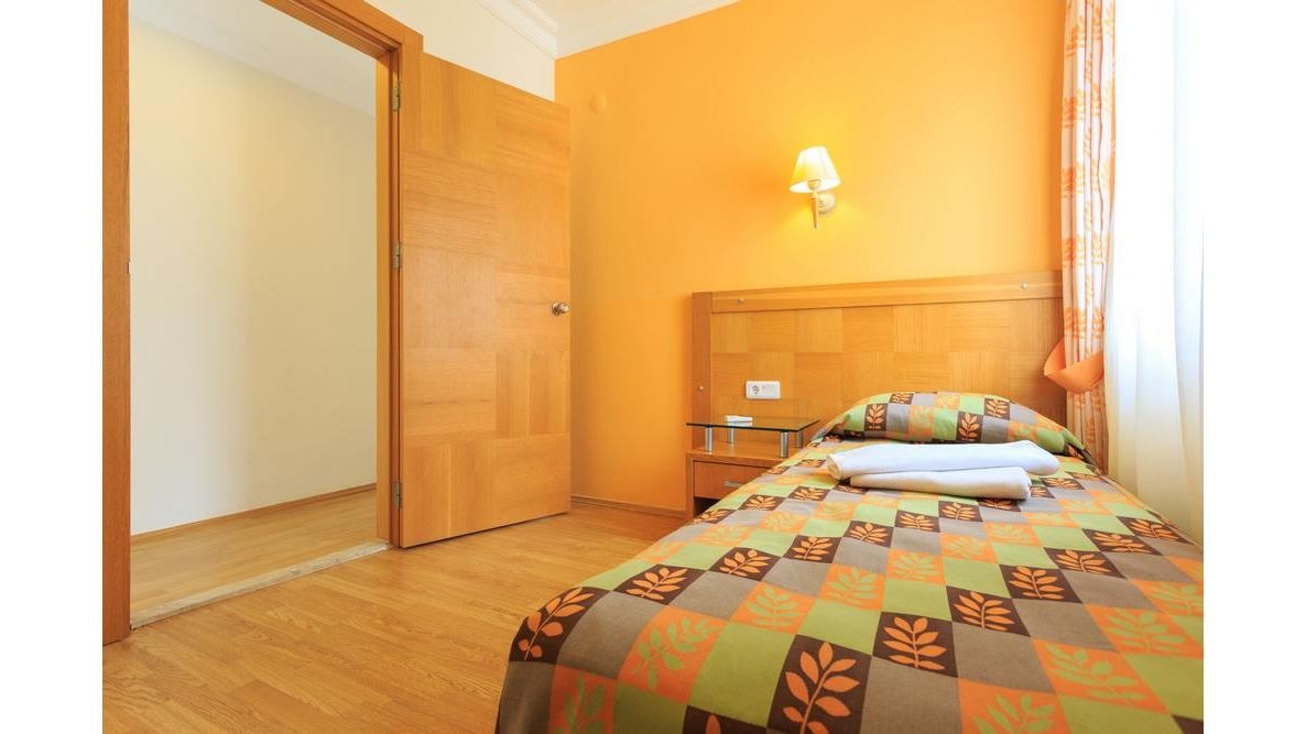 rooms-family-garden-view