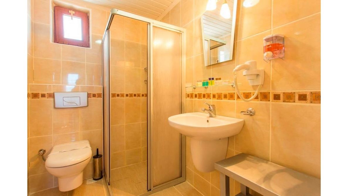 rooms-family-garden-view