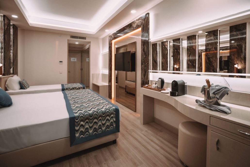 rooms-coral-large-room