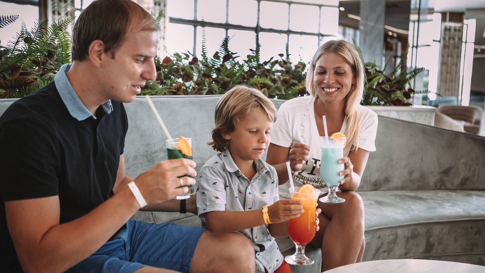 bars-be-mine-lobby-bar