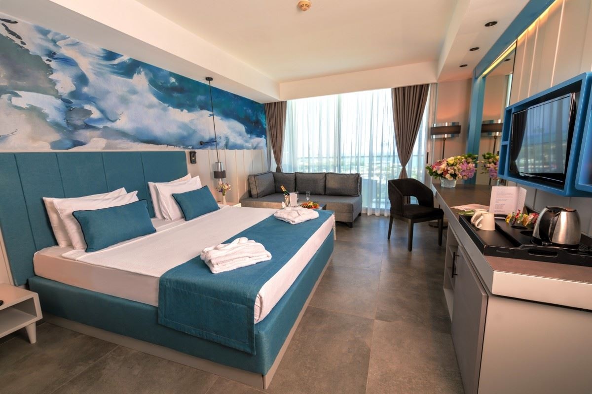 rooms-coral-room