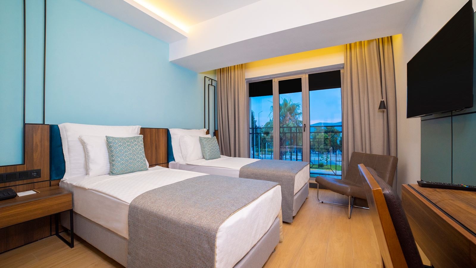 rooms-standard-room-pool-view