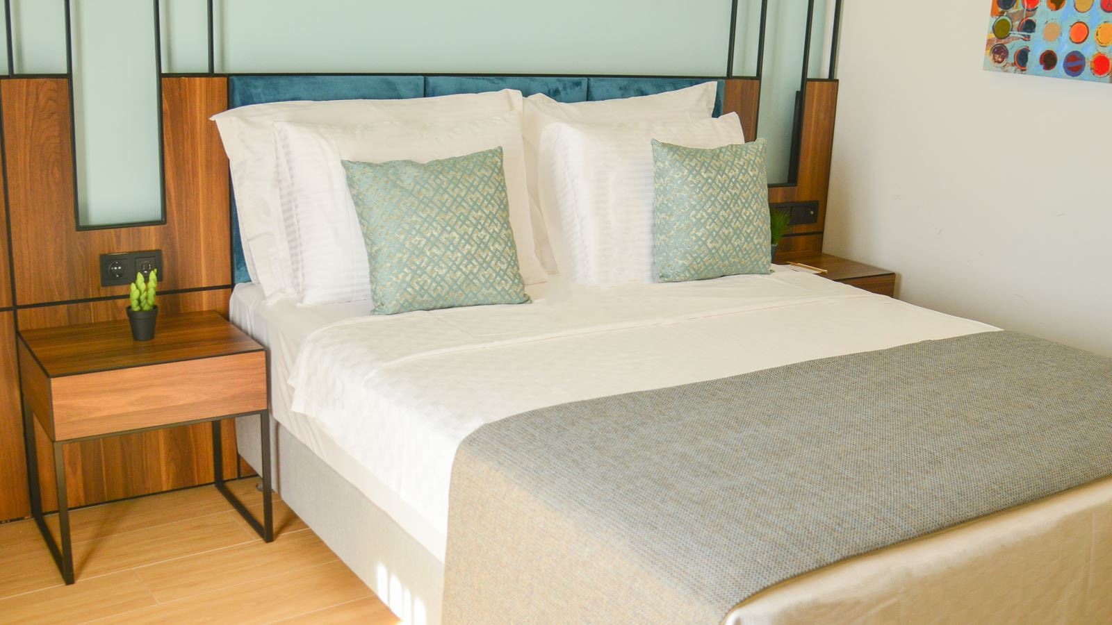 rooms-standard-room-pool-view