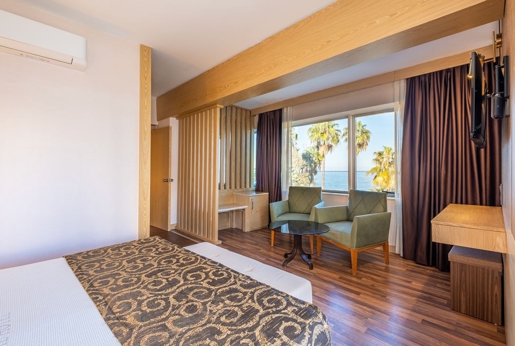 rooms-main-building-family-superior