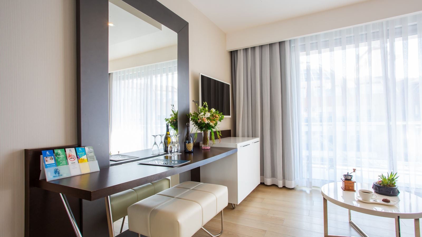 rooms-corner-suit-land-view