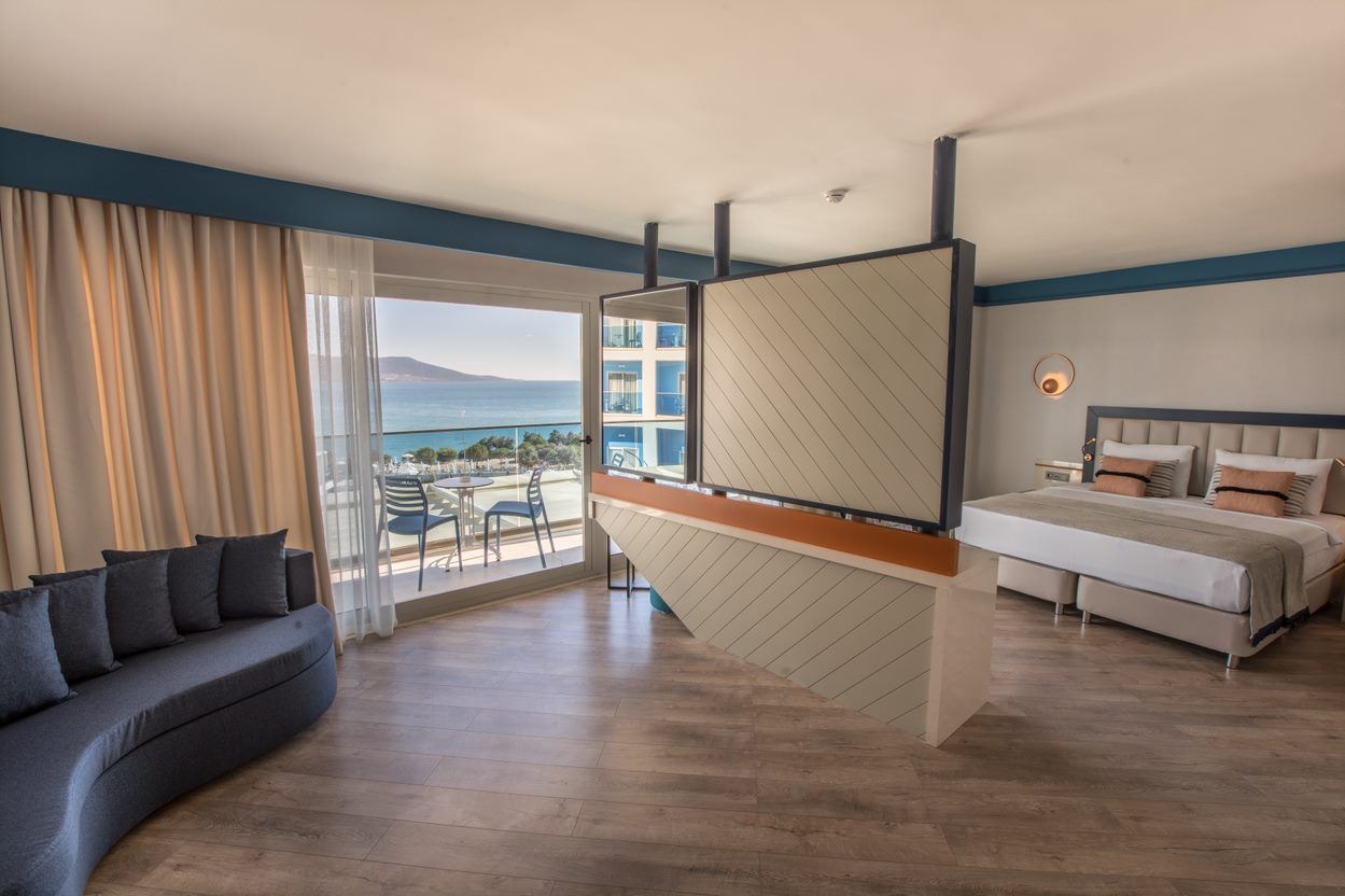 rooms-junior-suite-sea-view-with-balcony