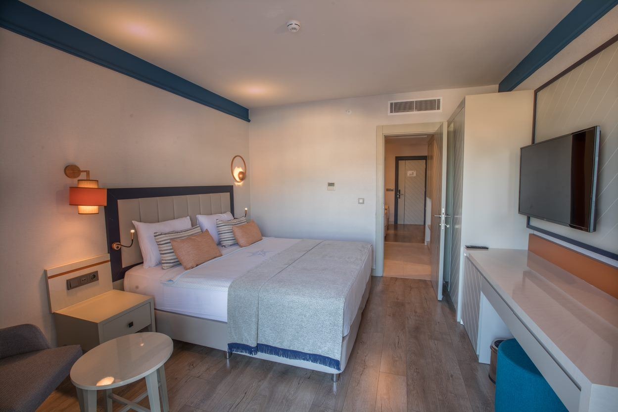 rooms-family-room-with-side-sea-view