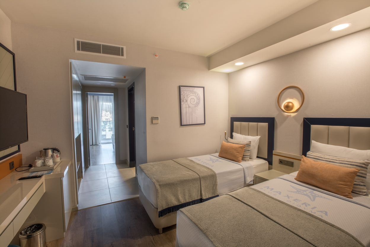 rooms-family-room-with-side-sea-view