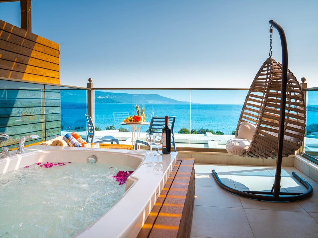 rooms-family-deluxe-room-sea-view-with-jacuzzi