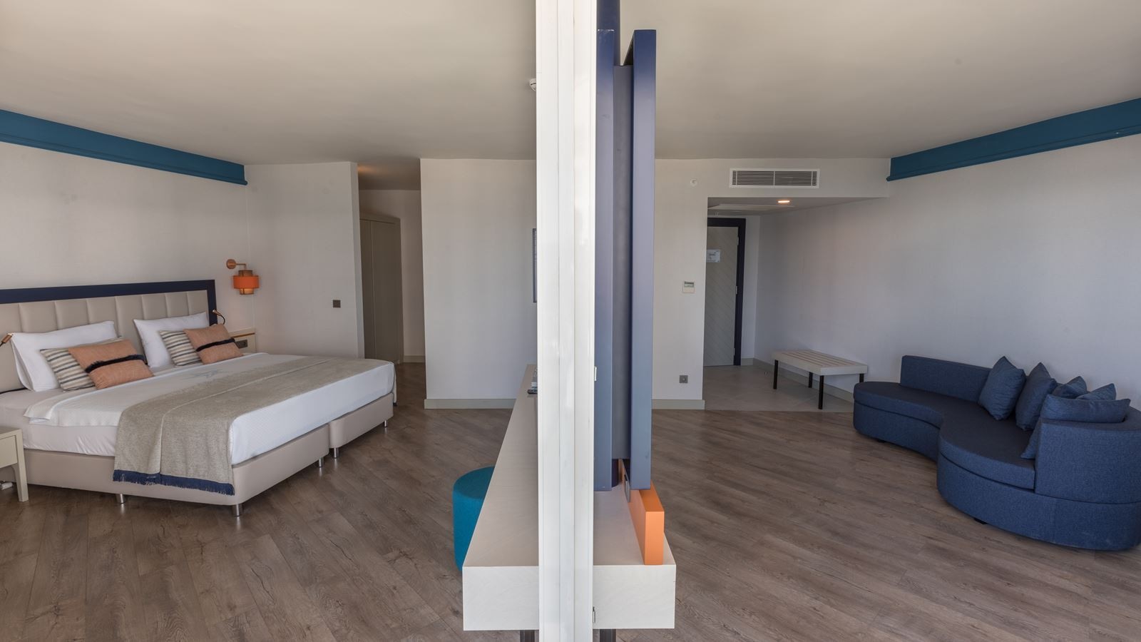 rooms-junior-suite-sea-view-with-balcony