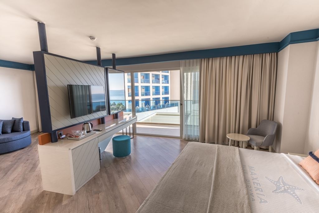 rooms-junior-suite-sea-view-with-balcony