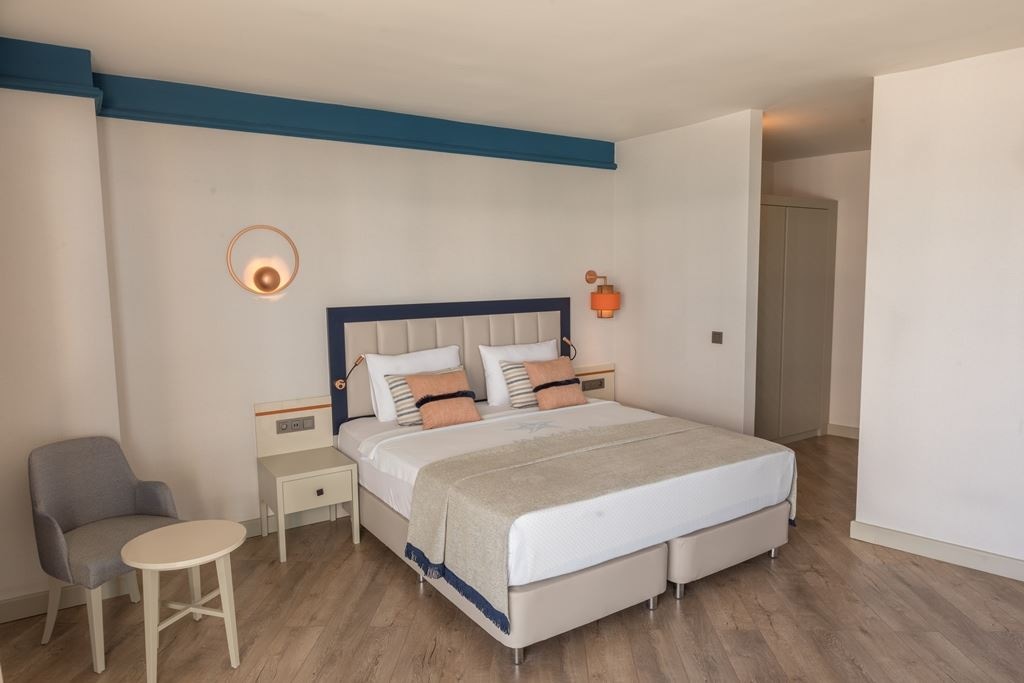 rooms-junior-suite-sea-view-with-balcony