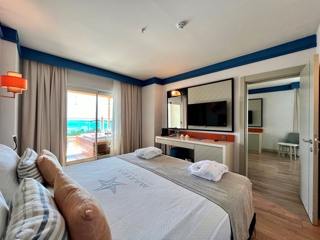 rooms-family-deluxe-room-sea-view-with-jacuzzi