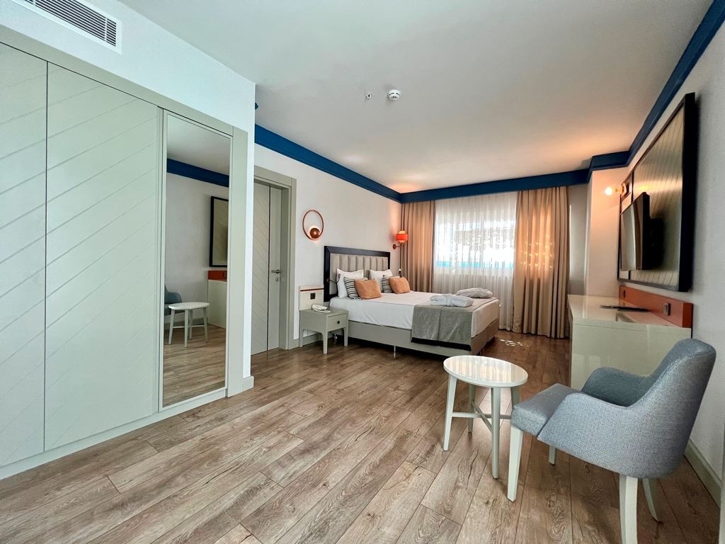 rooms-family-deluxe-room-sea-view-with-jacuzzi