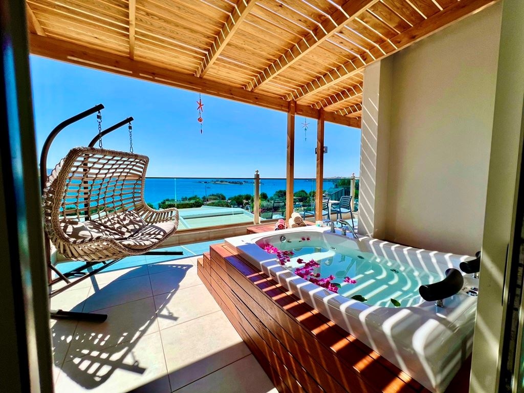 rooms-family-deluxe-room-sea-view-with-jacuzzi