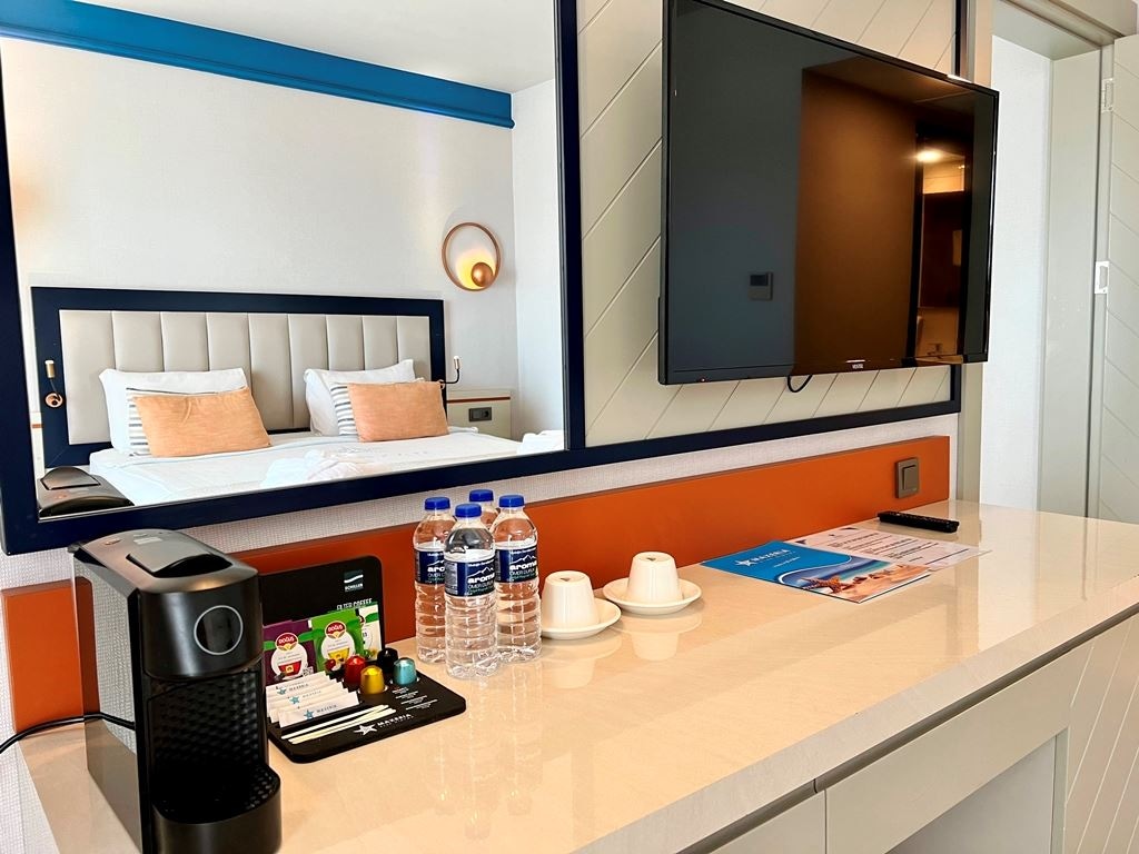 rooms-family-deluxe-room-sea-view-with-jacuzzi