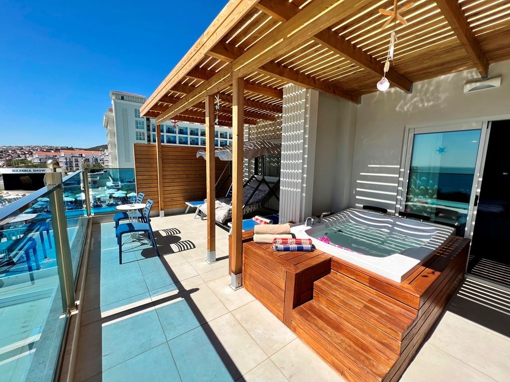 rooms-family-deluxe-room-sea-view-with-jacuzzi