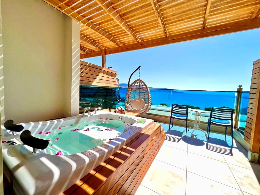 rooms-standart-deluxe-room-sea-view-with-jacuzzi