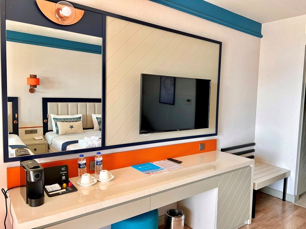 rooms-standart-deluxe-room-sea-view-with-jacuzzi