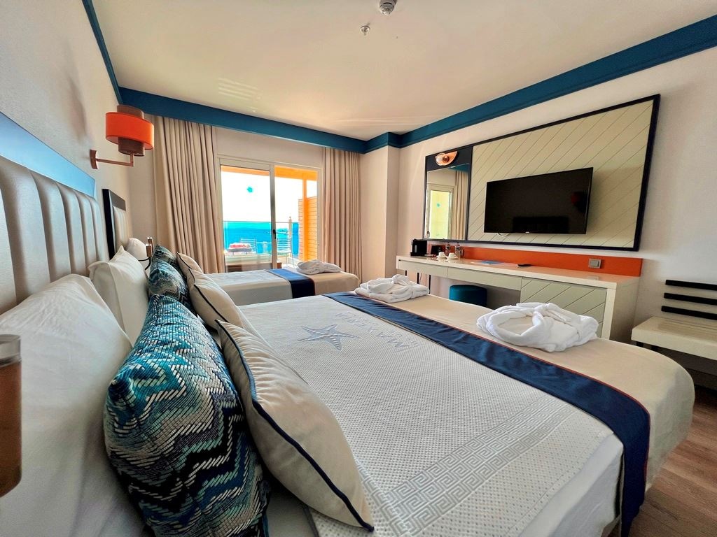 rooms-standart-deluxe-room-sea-view-with-jacuzzi