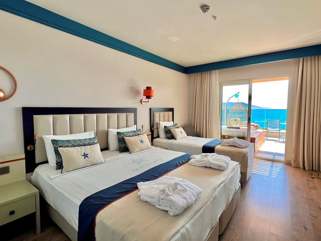 rooms-standart-deluxe-room-sea-view-with-jacuzzi