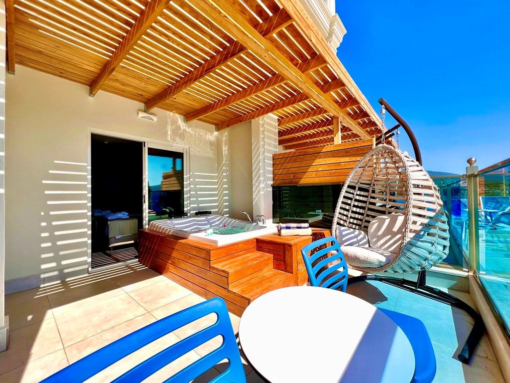 rooms-standart-deluxe-room-sea-view-with-jacuzzi