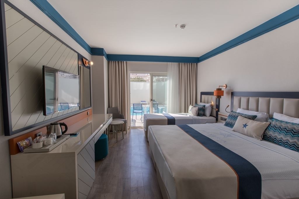 rooms-swim-up-room-with-terrace