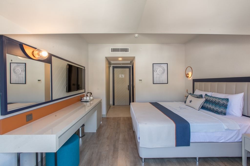 rooms-standard-side-sea-view-room-with-balcony