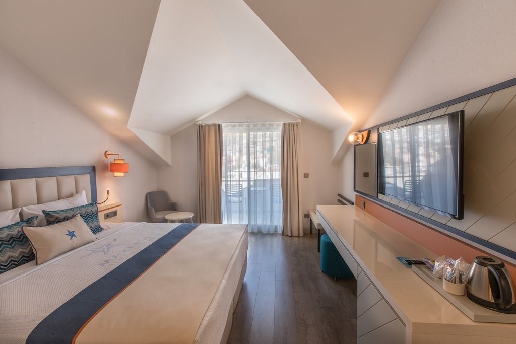 rooms-standard-land-view-room-with-balcony