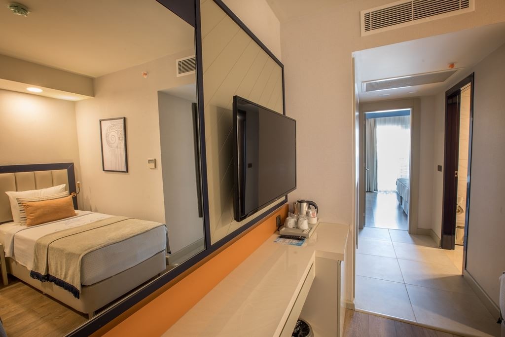 rooms-family-room-with-side-sea-view