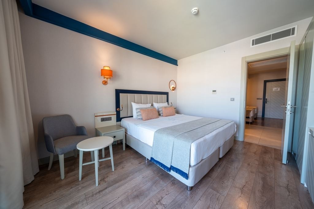 rooms-family-room-with-side-sea-view