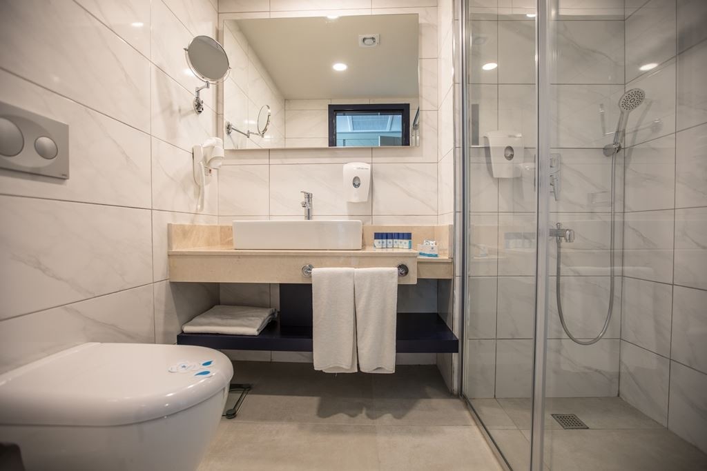 rooms-family-corner-room-with-sea-view