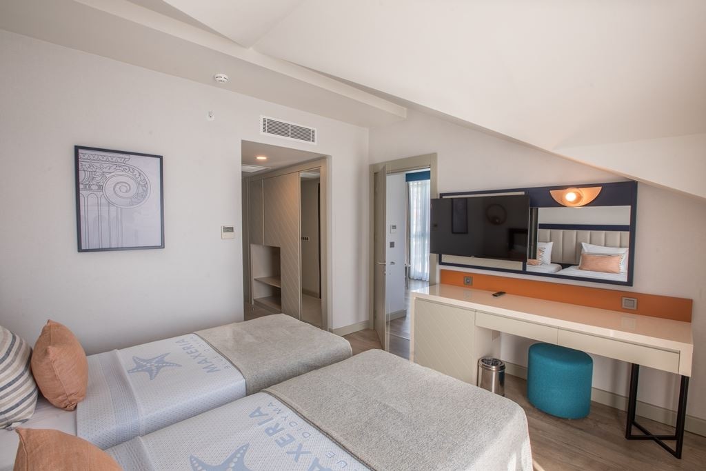 rooms-family-corner-room-with-sea-view