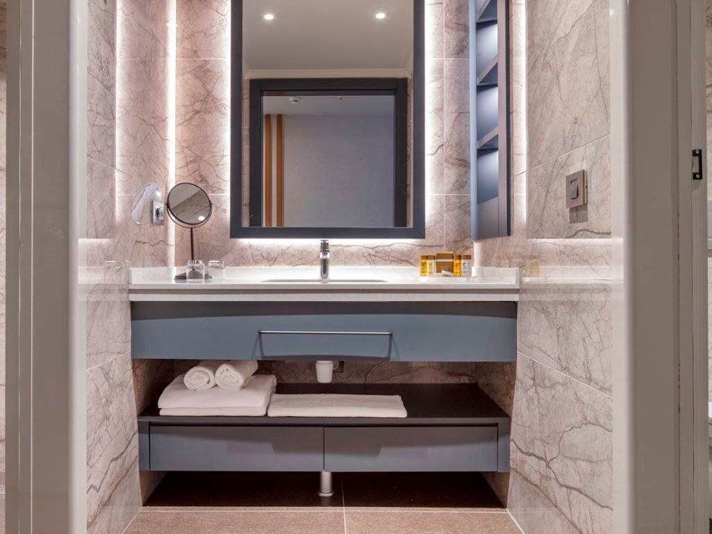 rooms-family-swim-up-room-garden-view