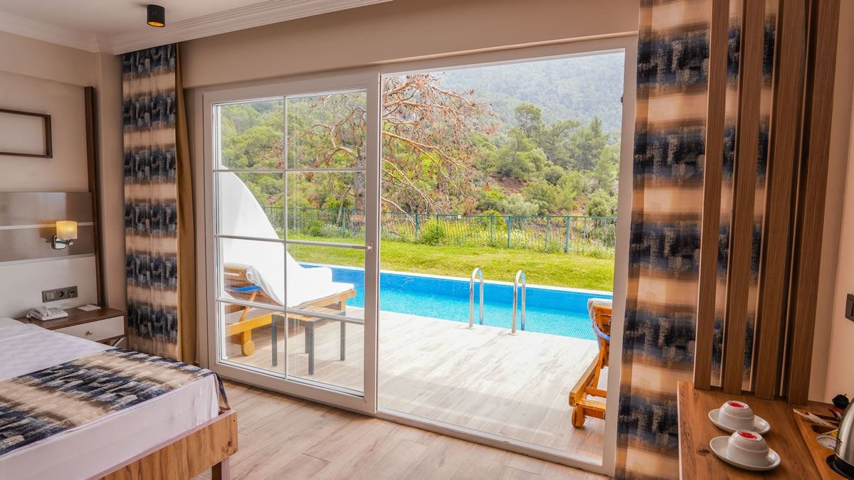 rooms-swim-up-sea-view-room