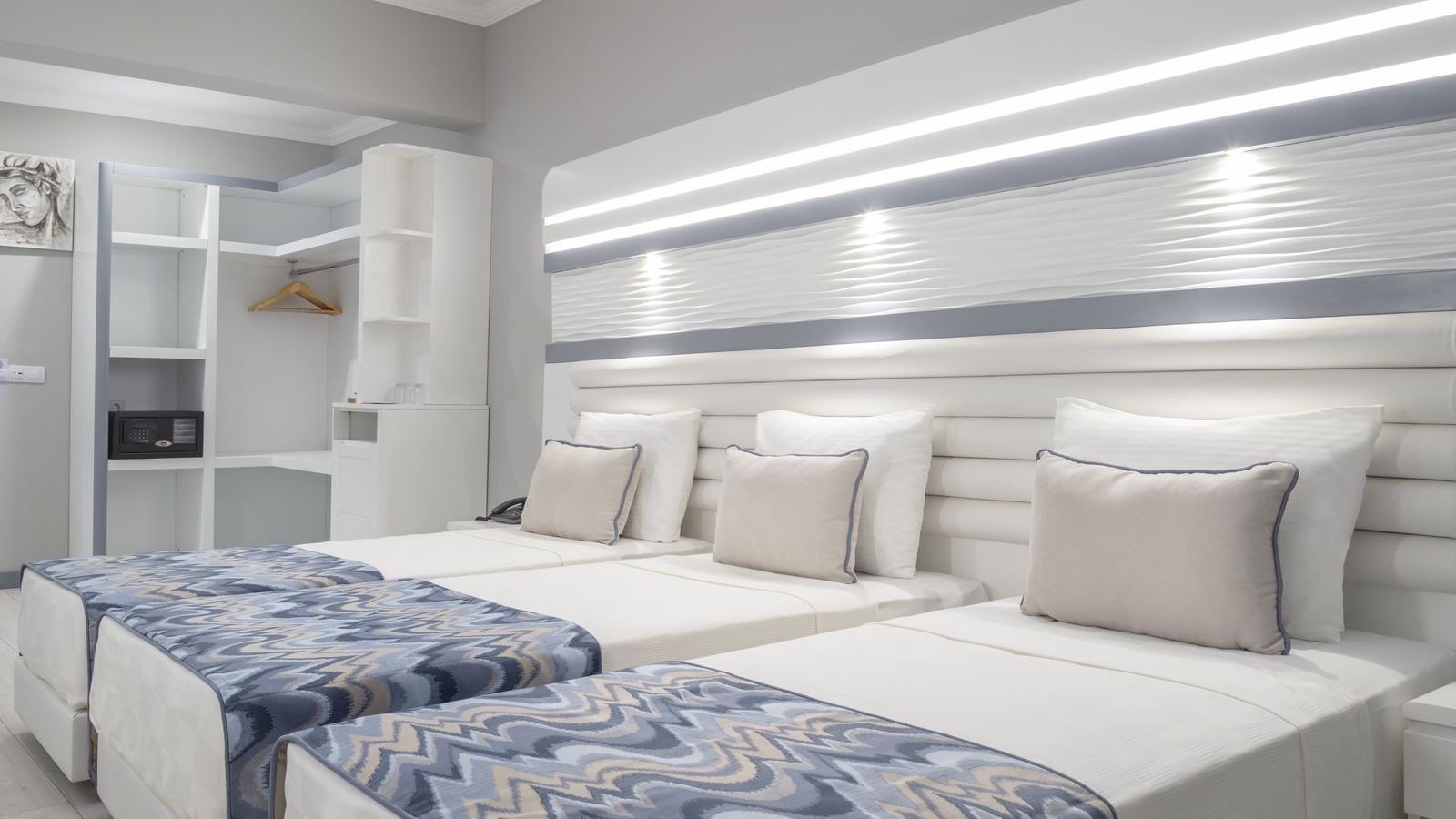 rooms-deluxe-family-side-sea-view