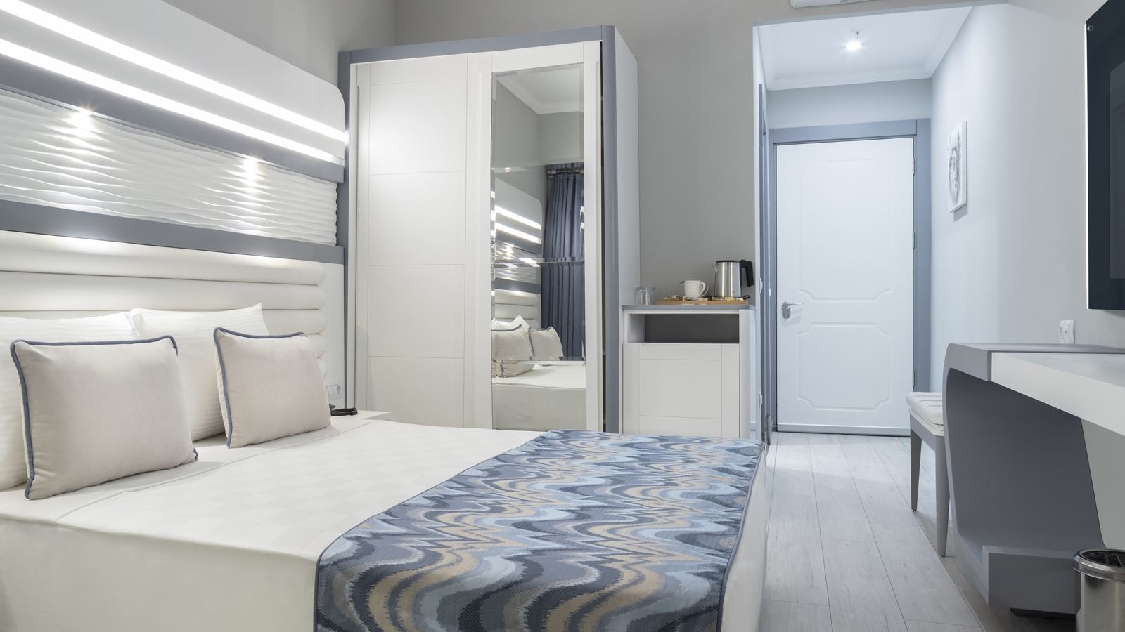 rooms-deluxe-standard-pool-view